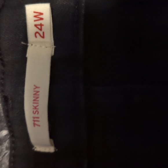 711 Skinny Black Distressed - Picture 11 of 15